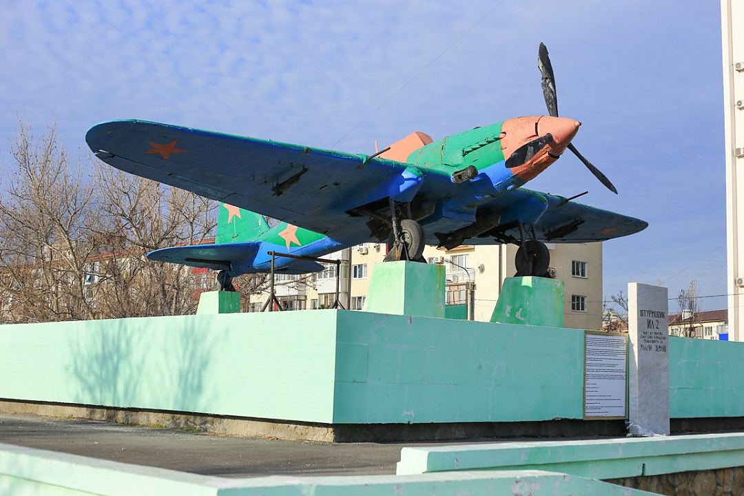 Авиабилеты новороссийск. Памятник самолёт-Штурмовик ил-2 Новороссийск. Новороссийск ил 2 памятник самолет. Памятник ил-2 в Новороссийске. Штурмовик ил 2 памятник Новороссийск.