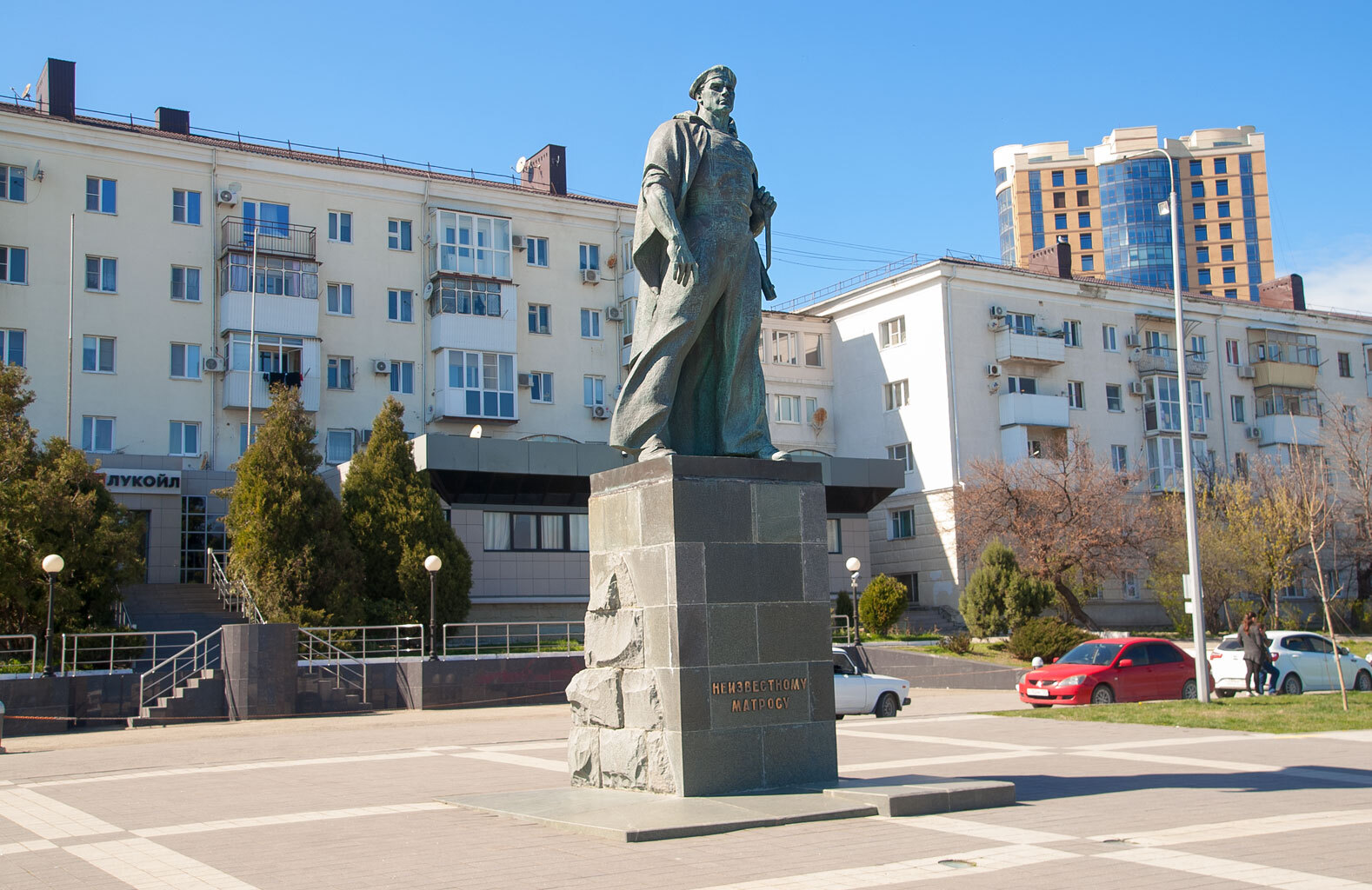 Видеть памятник. Памятник неизвестному матросу Новороссийск. Неизвестный матрос Новороссийск.